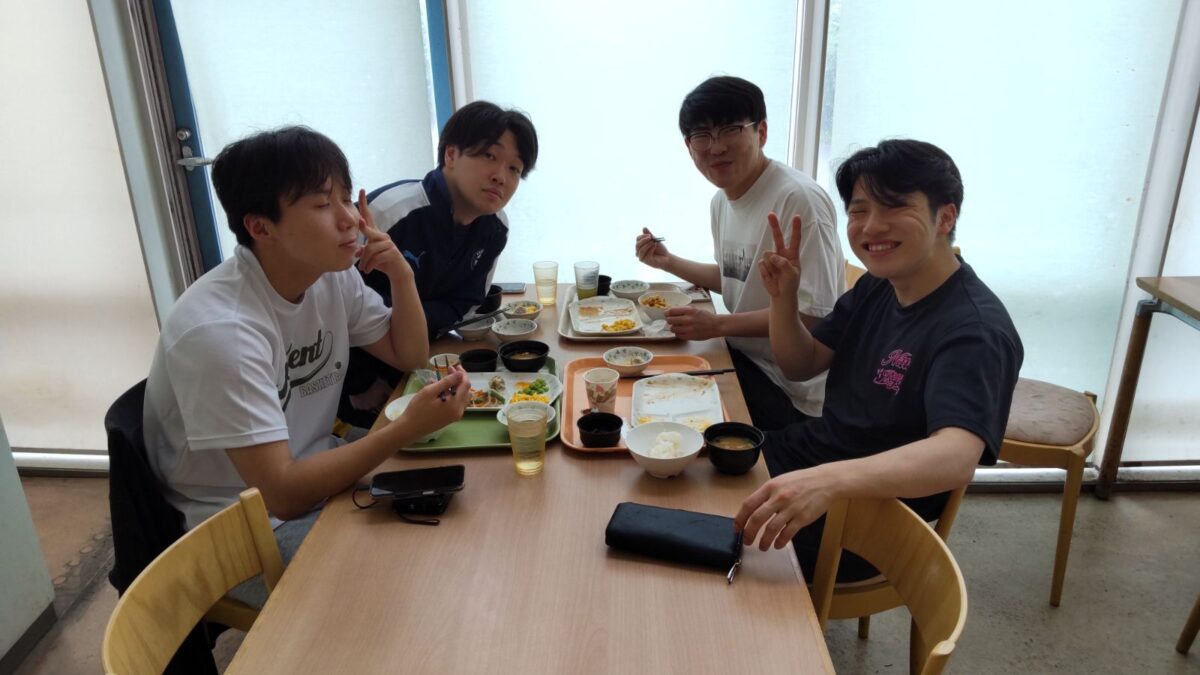 笑顔があふれる食事風景