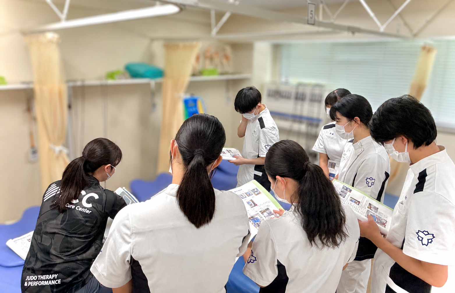 院内設備や臨床業務について説明を受ける
