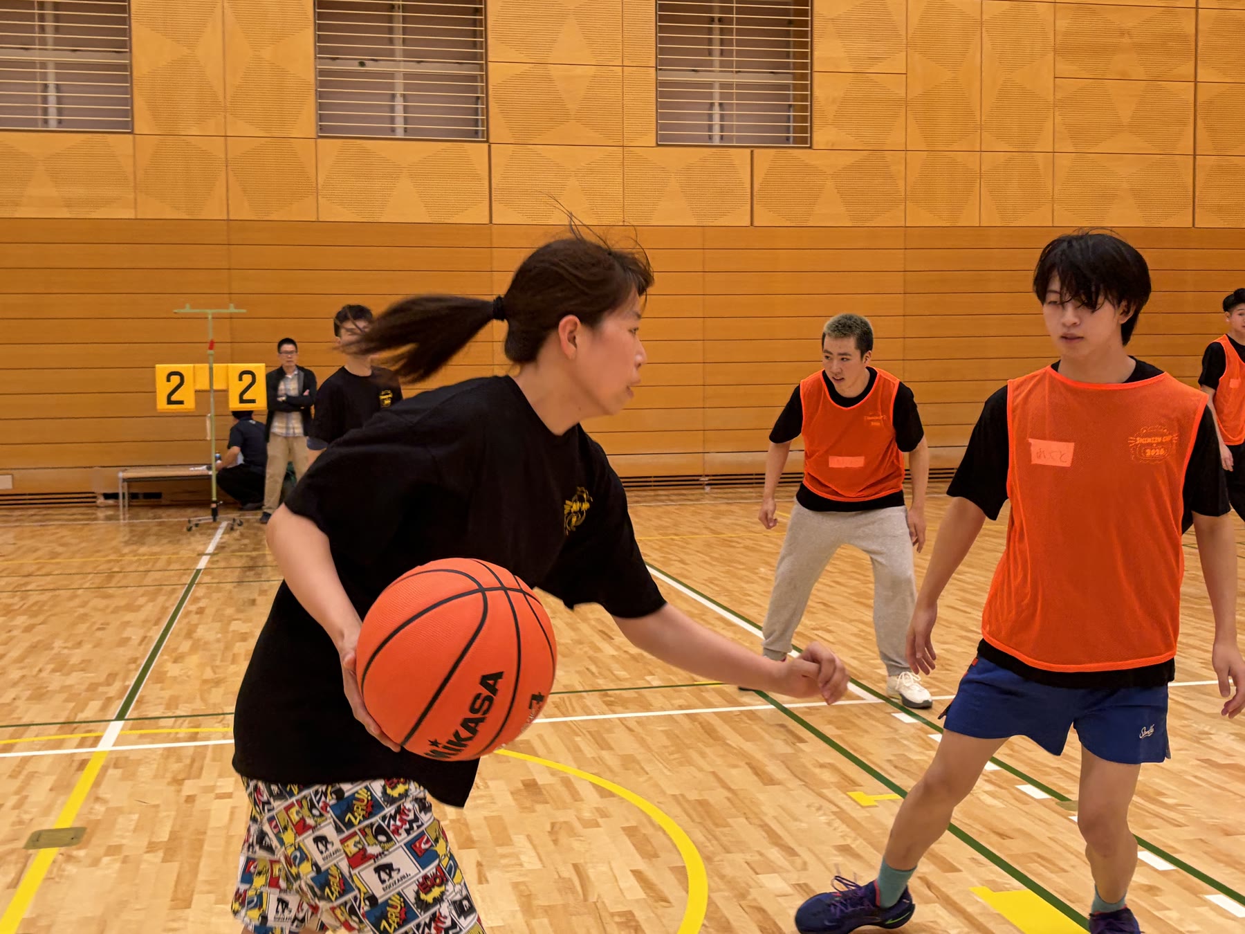 ボールを守りながら次のプレーをうかがう学生