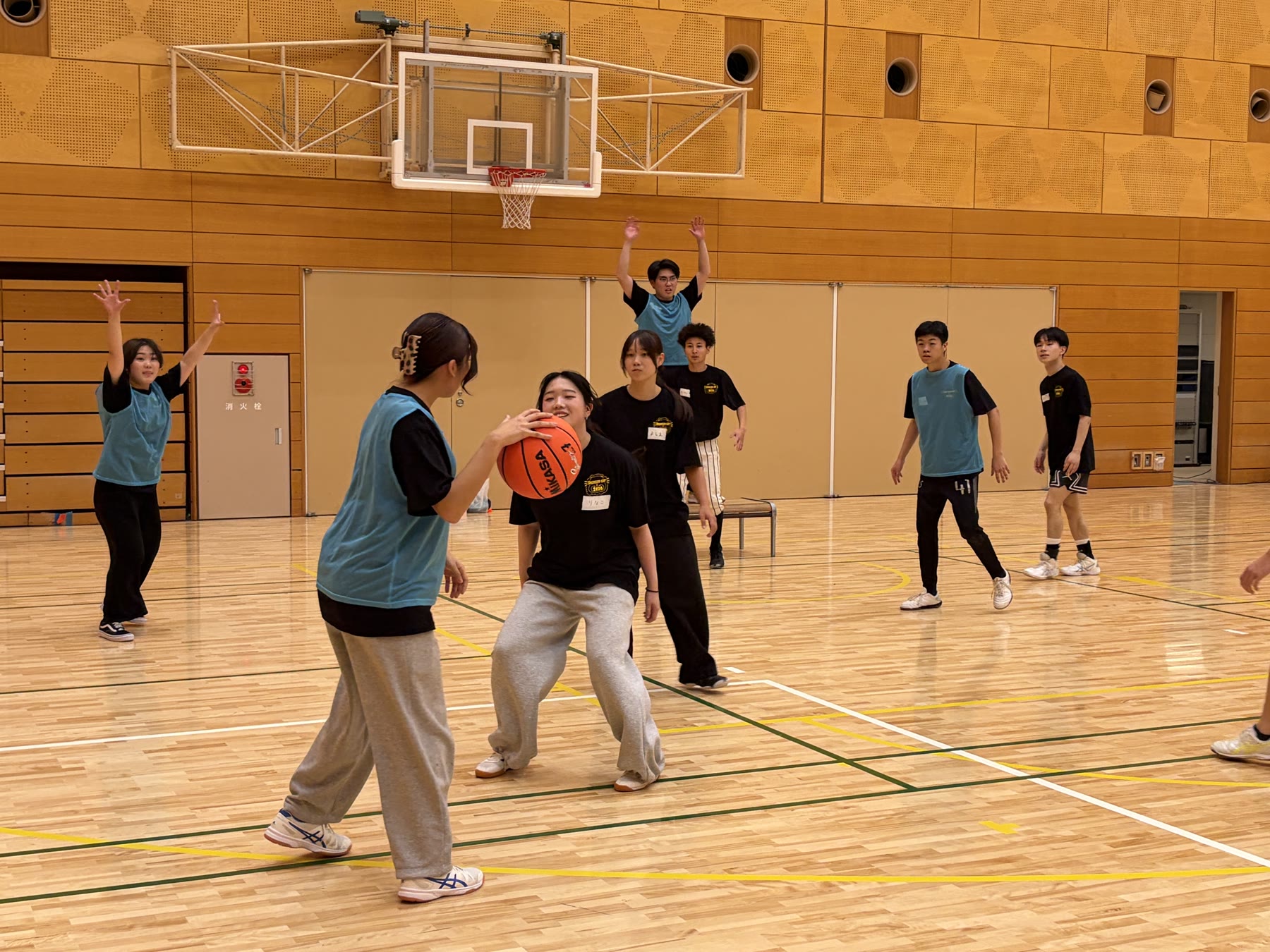 チームで声を掛け合いながら攻める学生たち