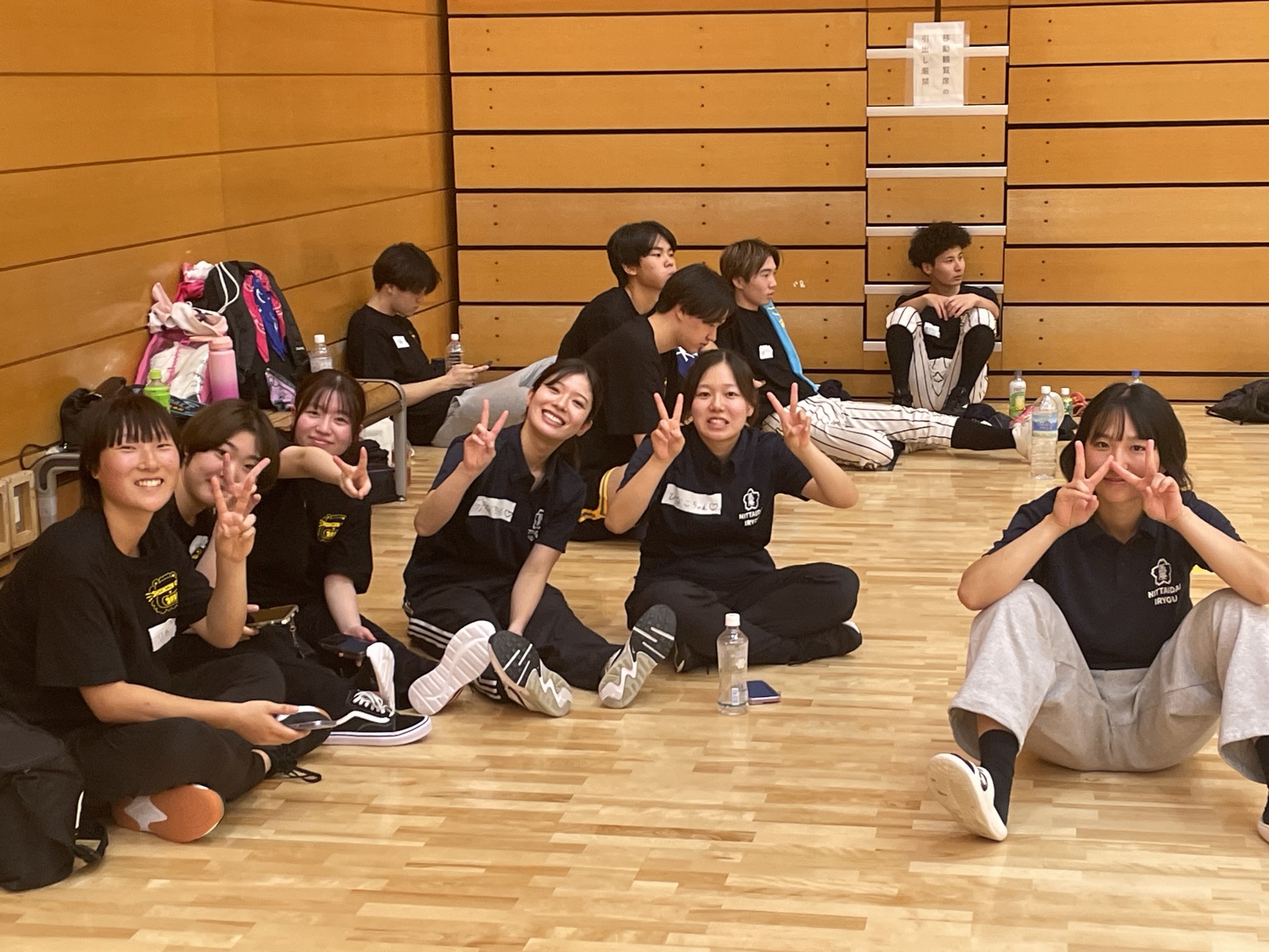 競技の合間に笑顔で写真に収まる学生たち